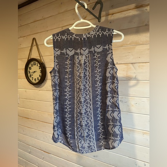 Reitmans | Blue & White Patterned Sleeveless V Neck Top - Picture 6 of 6